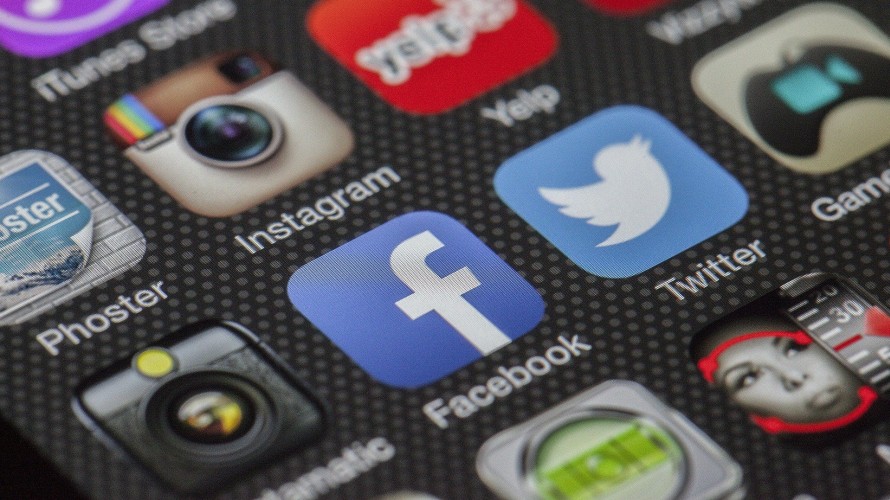 Après les révélations d'une lanceuse d'alerte, le Congrès américain veut réguler Facebook et les réseaux sociaux.