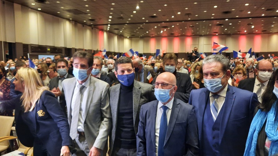 Eric Ciotti entouré de ses soutiens des Alpes-Maritimes à Mandelieu-la-Napoule ce dimanche 21 novembre - Photo RCF