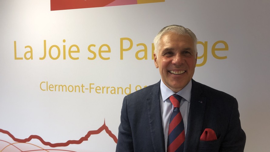 Claude Barbin dans les studios de RCF à Clermont