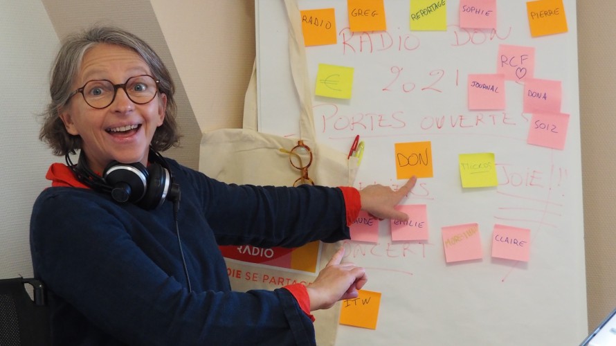 Françoise Morel, directrice de RCF Sud Bretagne dans son bureau 