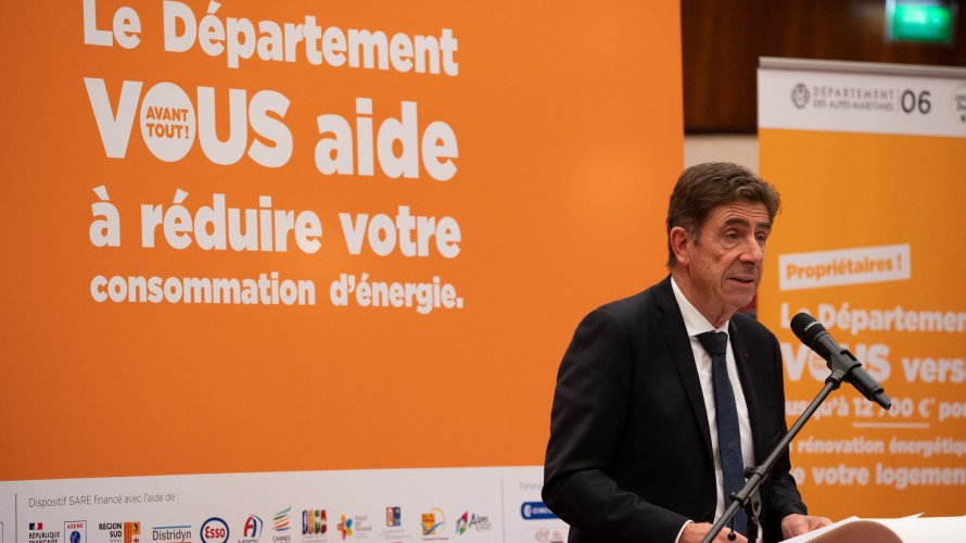 Charles Ange Ginésy présente le programme "Confort Energie 06" au département