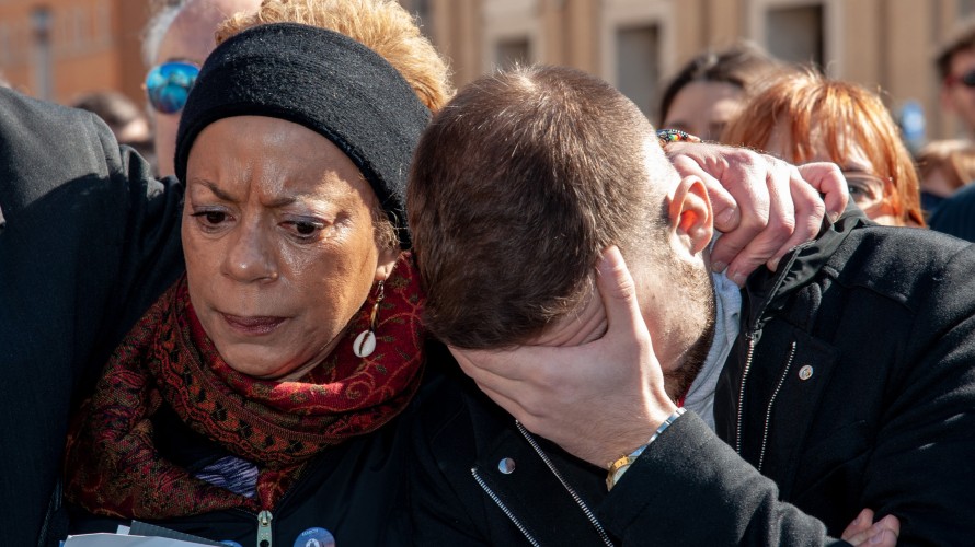 Deux personnes victimes d'abus et membres du réseau Ending Clergy Abuse (ECA) place Saint-Pierre, le 24 février 2019 - Crédits : M.MIGLIORATO/CPP/CIRIC