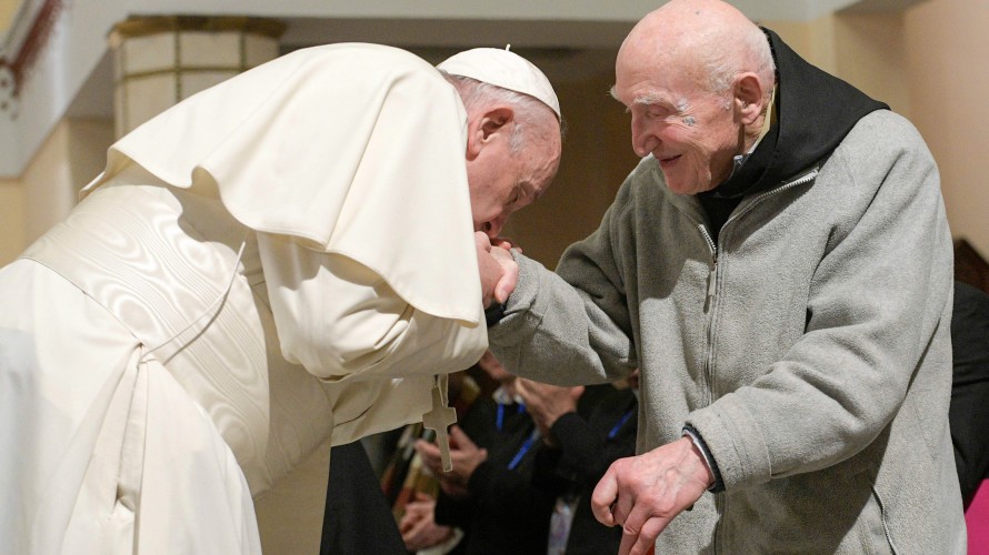 Le pape François embrasse la main du père Jean-Pierre Schumacher, dernier survivant du massacre de Tibhirine, le 31 mars 2019, Rabat, Maroc - Crédit : VaticanMedia-Foto/CPP/CIRIC