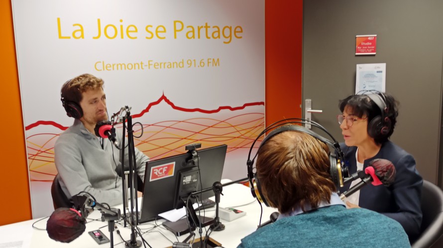 Christine Pirès-Beaune accompagnée dans le studio de RCF par Lucas Peyre, premier secrétaire fédéral du PS 63.