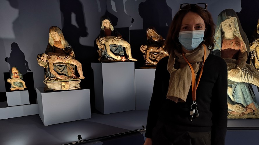 Sophie Marin, commissaire de l'exposition "Pietà", lors du premier montage, en 2020 ©RCF Haute-Savoie