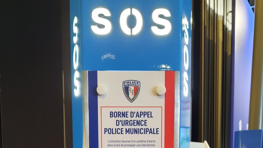Voilà à quoi ressemblent les nouvelles bornes d'appel d'urgence installées dans les stations souterraines du tramway de Nice. - Photo RCF