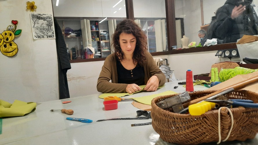 Les costumières s'appliquent à la création des personnages des chars. - Photo RCF