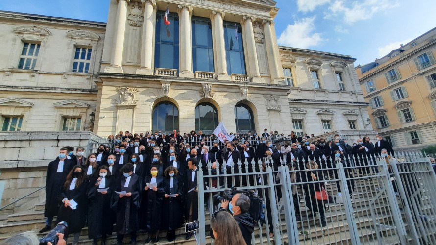 Les avocats, greffiers et magistrats ce 15 décembre 2021 à Nice - Photo RCF