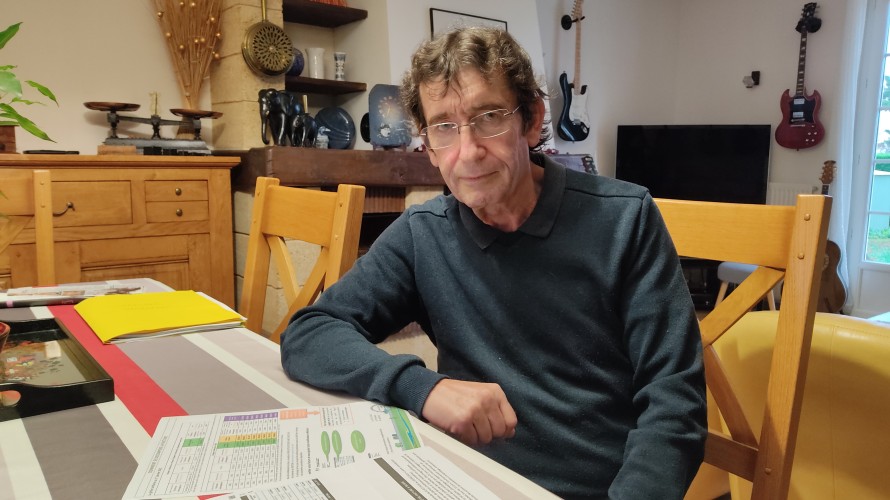 "Si je veux continuer à sortir ma poubelle toute les deux semaines, ma facture va passer de 140 à 255 euros", s'indigne Denis Parès, coordinateur du collectif "Non à la redevance punitive". ©RCF Anjou