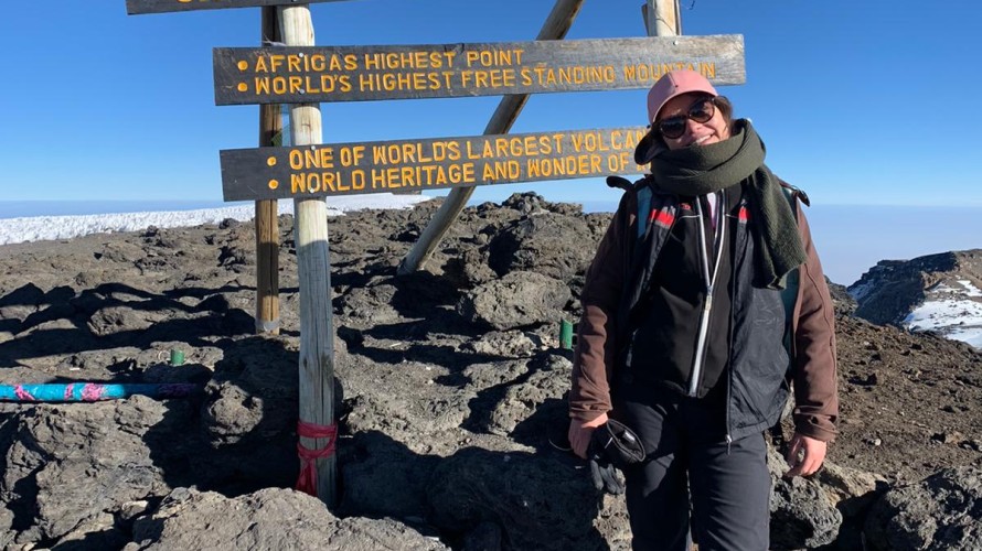 Constance Schaerer, en haut du plus haut sommet d'Afrique : le Kilimandjaro.