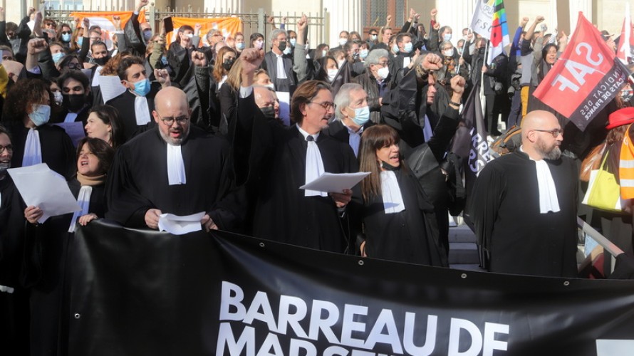 Magistrats et avocats du Barreau de Marseille manifestent devant le Palais de Justice ©Robert Poulain