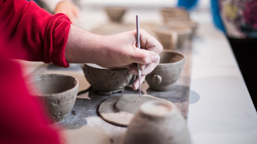 Photo d'illustration de céramique. Photo by <a href="https://unsplash.com/@askkell?utm_source=unsplash&utm_medium=referral&utm_content=creditCopyText">Andy Kelly</a> on <a href="https://unsplash.com/s/photos/pottery-class?utm_source=unsplash&utm_medium=referral&utm_content=creditCopyText">Unsplash</a>   