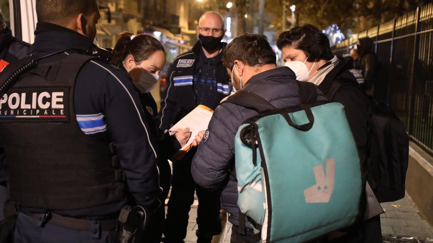 Un livreur contrôlé dans une rue de Nice - Photo mairie de Nice