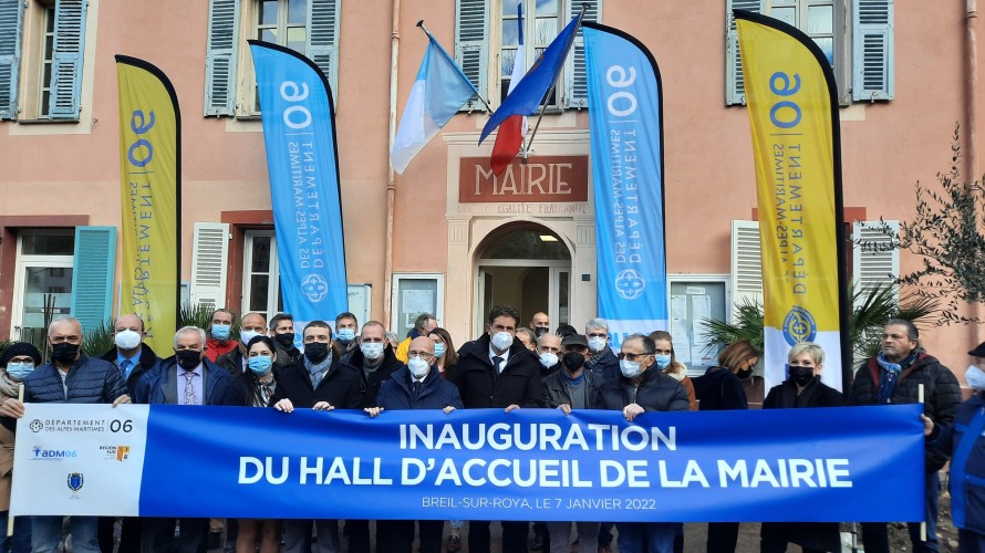 Les élus de la Roya inaugurent le nouveau hall de la mairie le 7 janvier 2022 - Photo RCF