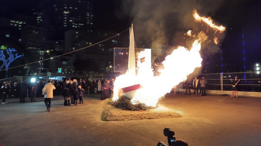 La barque brulée symboliquement chaque année le 26 janvier - Photo RCF