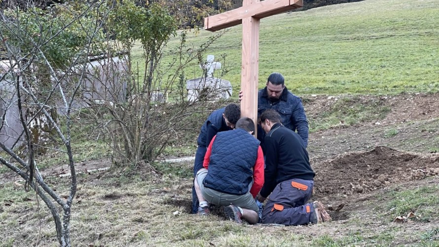 © SOS Calvaires, pose d'une Croix à Currières (38)