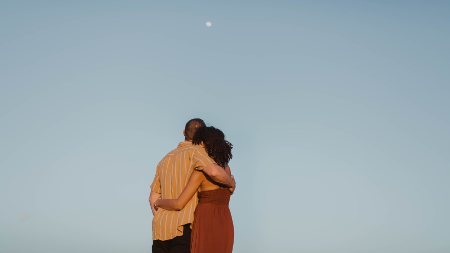 Photo d'illustration. Photo by <a href="https://unsplash.com/@jakobowens1?utm_source=unsplash&utm_medium=referral&utm_content=creditCopyText">Jakob Owens</a> on <a href="https://unsplash.com/s/photos/hug?utm_source=unsplash&utm_medium=referral&utm_content=creditCopyText">Unsplash</a>   