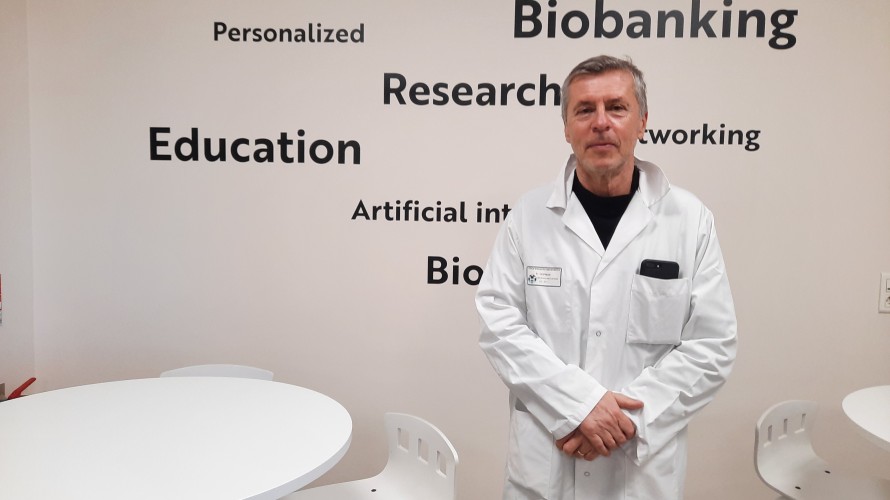 Le Pr Paul Hofman dans les locaux du CHU de Nice - Photo RCF