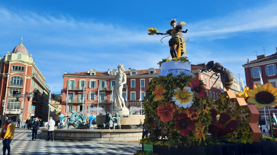 La reine des abeilles sur son char fleuri - Photo RCF