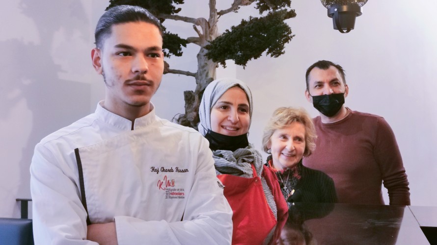 Corinne Maury et la famille Haj Ghareb, originaire de Syrie.