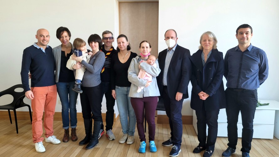 Alexandre et Virgnie sont tout à gauche : ils hébergent Olga et Janna, ainsi que leurs bébés, tandis que Danna et Sébastien, entre elles, sont hébergés par la famille de ce dernier. À droite, l'équipe municipale. © Géraud Bouvrot 