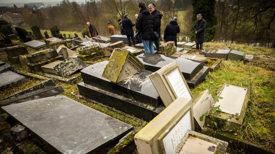 Profanations du cimetière juif de Sarre-Union en février 2015 - © Wikipédia