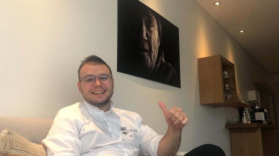 Le chef Adrien Descouls dans son restaurant au Broc