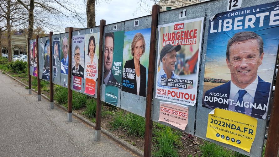 Les affiches électorales des 12 candidats; ©RCF Haute-Savoie 