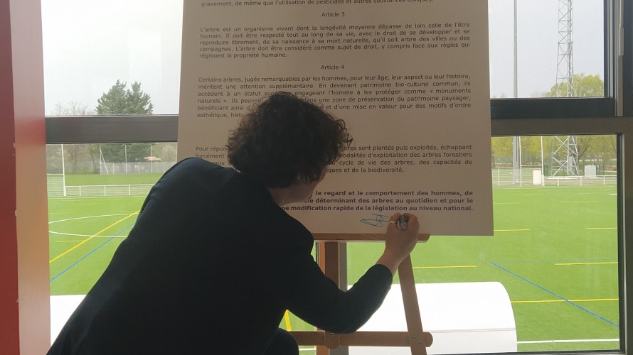 La Maire de Strasbourg, Jeanne Barseghian, signant la Déclaration des droits de l'arbre - © Laurette Halgand, RCF Alsace