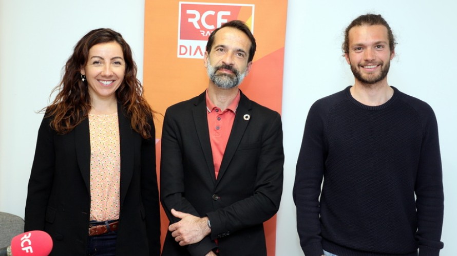 Anais Padilla, Gilles Martin-Gilis et Lucas Winkelmann du GERES dans les studios de Dialogue RCF©Robert Poulain
