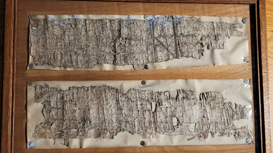 Les 2 en-têtes de "bulles papales" écrites sur un papyrus sont très dégradées et nécessitent une intervention en urgence © Martin Obadia