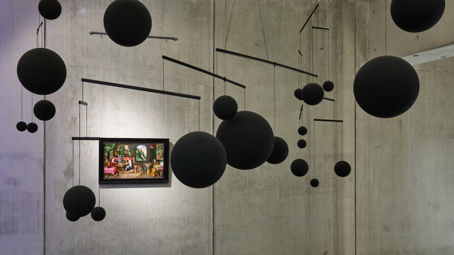 Vue de l’exposition Face au tempsXavier Veilhan Le Mobile 2005_Jan Brueghel le Jeune, Allégorie de l’OuïeCourtesy De Jonckheere et Peyrassol_© Jeanchristophe Lett