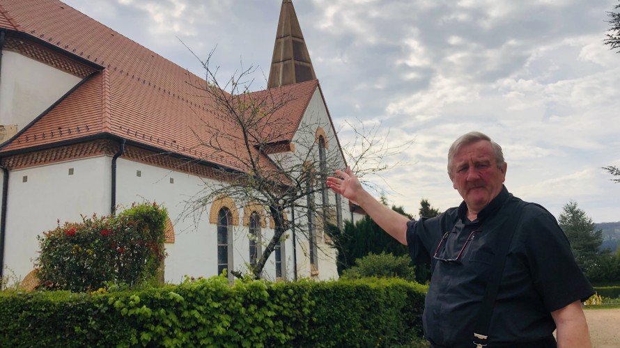 Le Père Pascal Vallent aux abords de l'église Jeanne d'Arc
