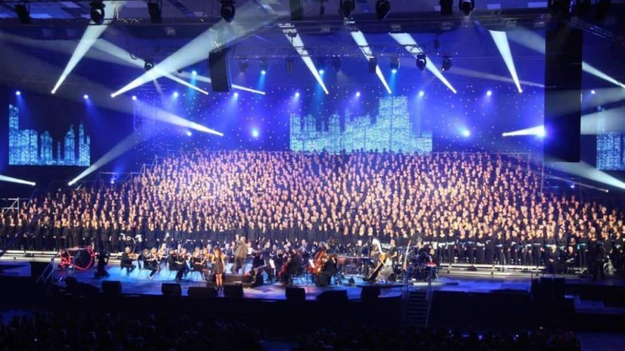 Jacky Locks pour les 2000 choristes à Amnéville (image Jacky Locks)