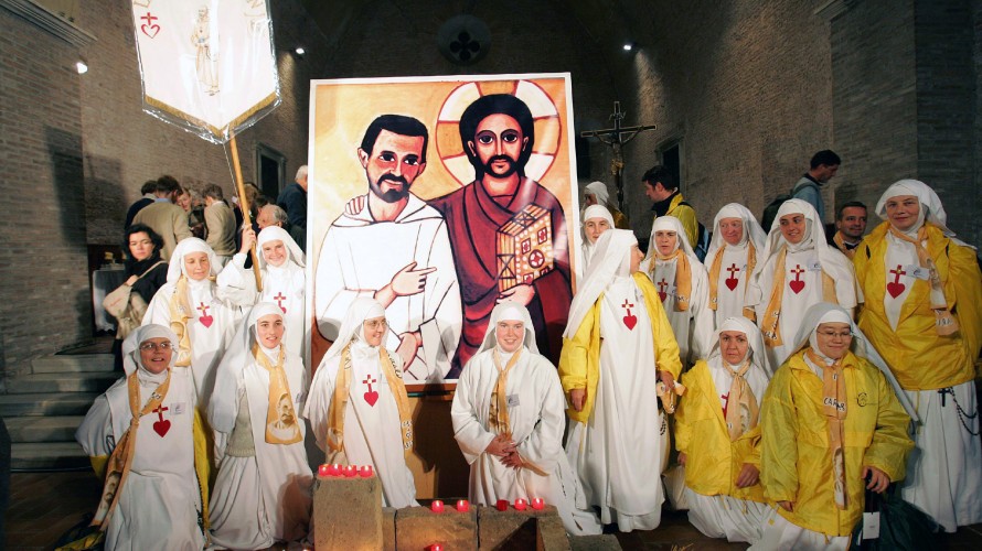 Des religieuses de la congrégation des Petites sœurs de la Consolation du Sacré-Cœur et de la Sainte Face posent devant une représentation de Charles de Foucauld à l'occasion de sa béatification en 2005 à Rome ©Alessia GIULIANI/CPP/CIRIC