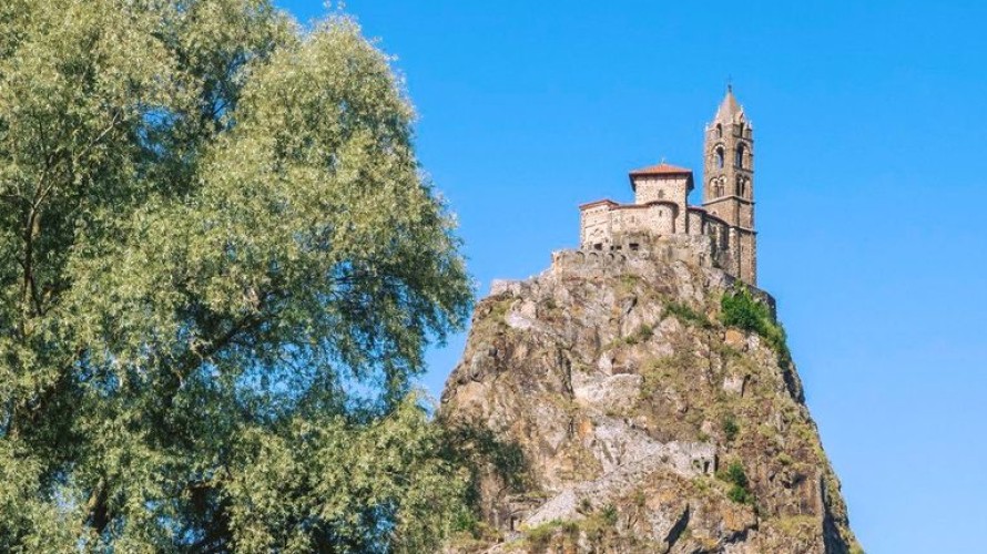 Le rocher Saint-Michel d'Aiguilhe est en lice pour la 2e fois pour le "Monument préféré des français" © Luc Olivier - Maison du Tourisme