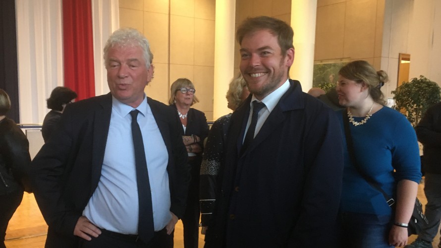 Le député sortant, Jean-Charles Larsonneur, reçoit les félicitations républicaines du maire socialiste de Brest, François Cuillandre, après sa réélection dimanche 19 juin - ©Ronan Le Coz