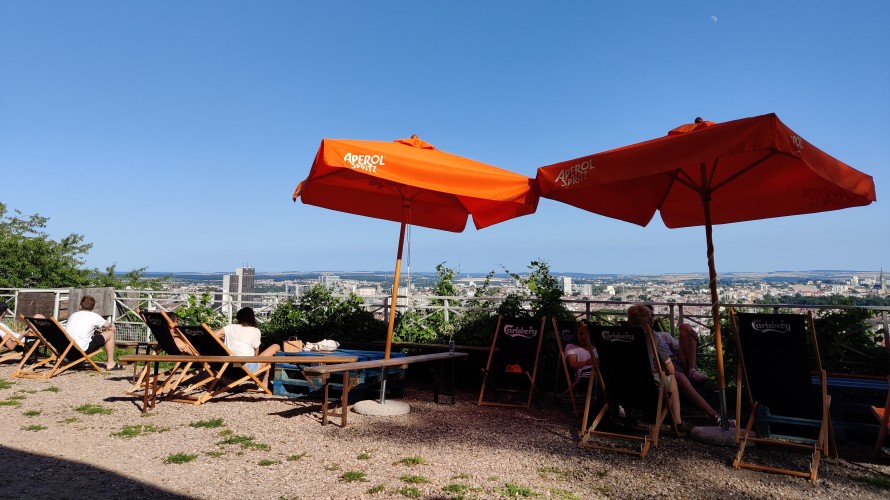 À la cure d'air, une guinguette permet de se détendre devant un point de vue sur toute la ville. ©Pauline HARRE / RCF Lorraine Nancy. 