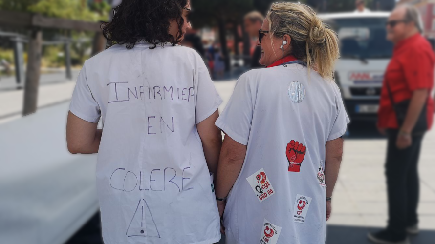 Deux infirmières manifestent pour l'hôpital public sur la place Masséna de Nice - Juin 2022