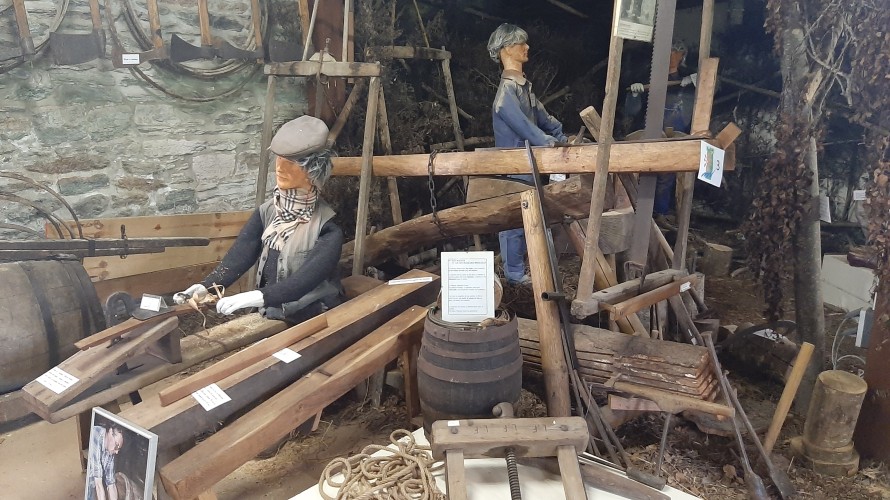 L'activité de tonnellier est à l'honneur dès l'entrée du musée des métiers de La Chèze. ©Julie Rolland