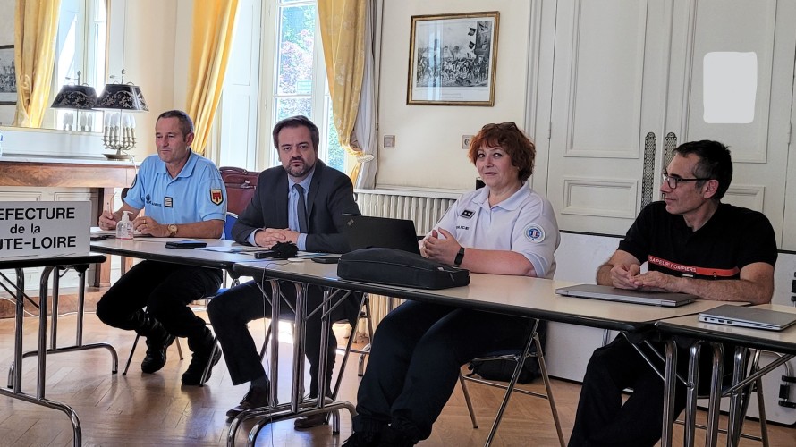Les forces de sécurité réunies en préfecture © Martin Obadia 