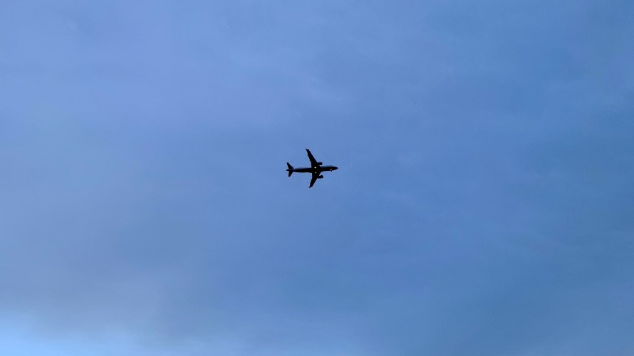 Un avion à Nice - Photo by Kyrylo Balakleiets on Unsplash