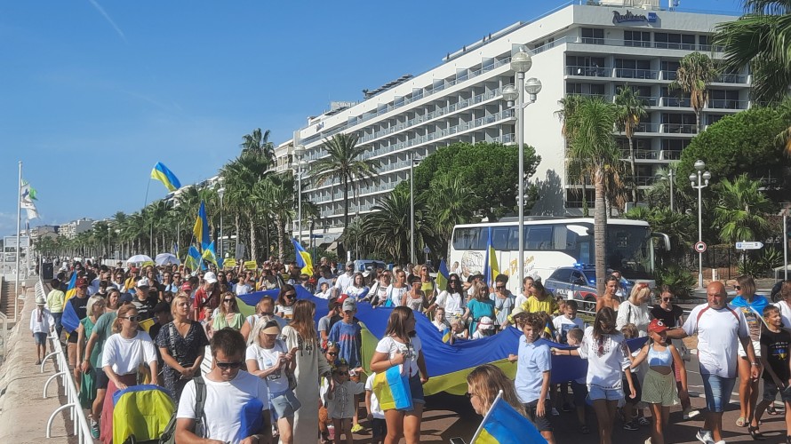 Les ukrainiens de Nice sur la Promenade des Anglais en ce 24 août - Photo RCF