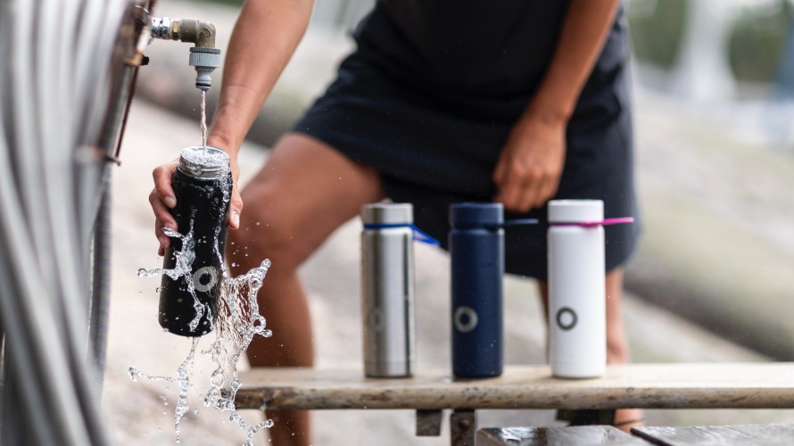 une personne remplit une gourde à un robinet - © Bluewater Sweden via Unsplash