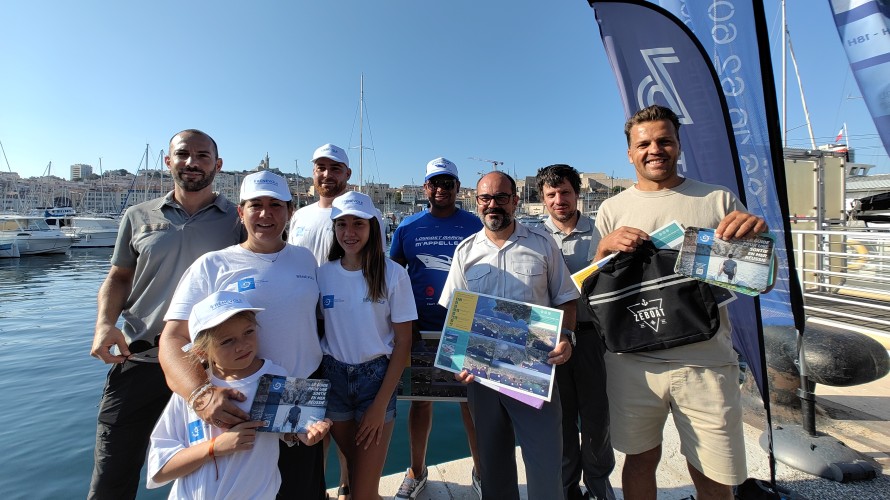 Pendant l'été les salariés de Kaporal se chargent de la distribution des kits de sensibilisation dans les mises à l'eau de Marseille ⓒNina Pavan 