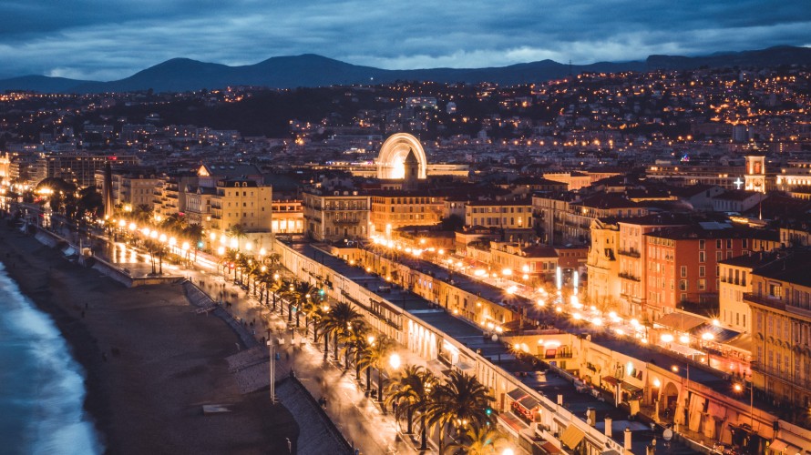 Nice de nuit - Photo by Joachim Lesne on Unsplash