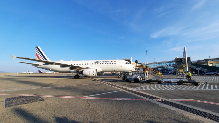 Un avion sur le tarmac de l'aéroport de Nice - Archives RCF