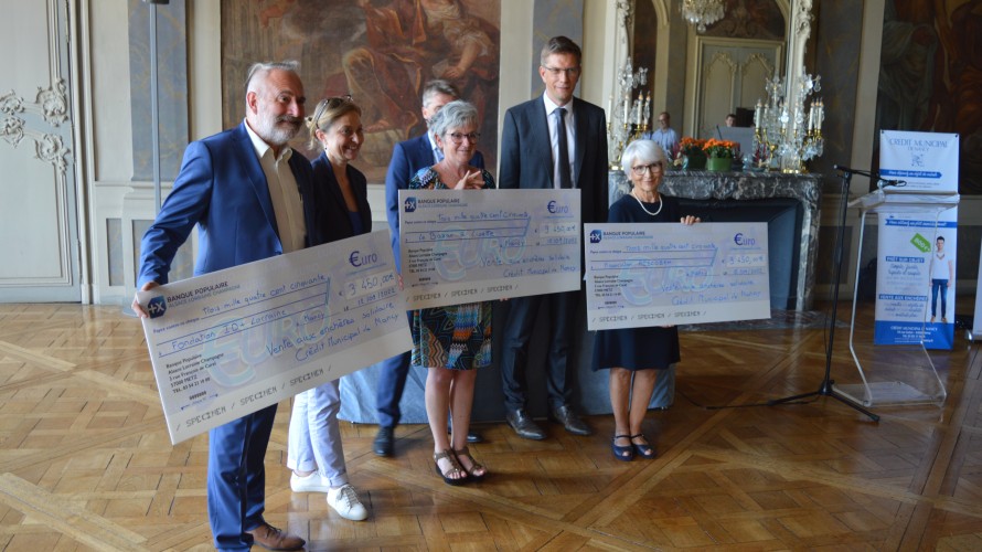 Trois associations de l'agglomération nancéienne ont reçu cette semaine un chèque de 3 450 € chacune. Ici avec le maire de Nancy, Mathieu Klein ©Nathan Ripert / RCF. 