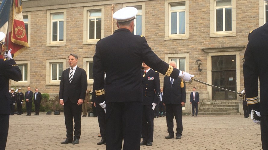 Richard Marles, premier ministre adjoint de l'Australie, dans la cour de la préfecture maritime de l'Atlantique, à Brest, le 1er septembre - ©Ronan Le Coz