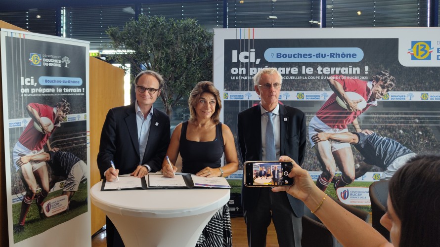 Signature de la convention entre le Département 13, France 2023 et les clubs amateurs. Photo Nina Pavan
